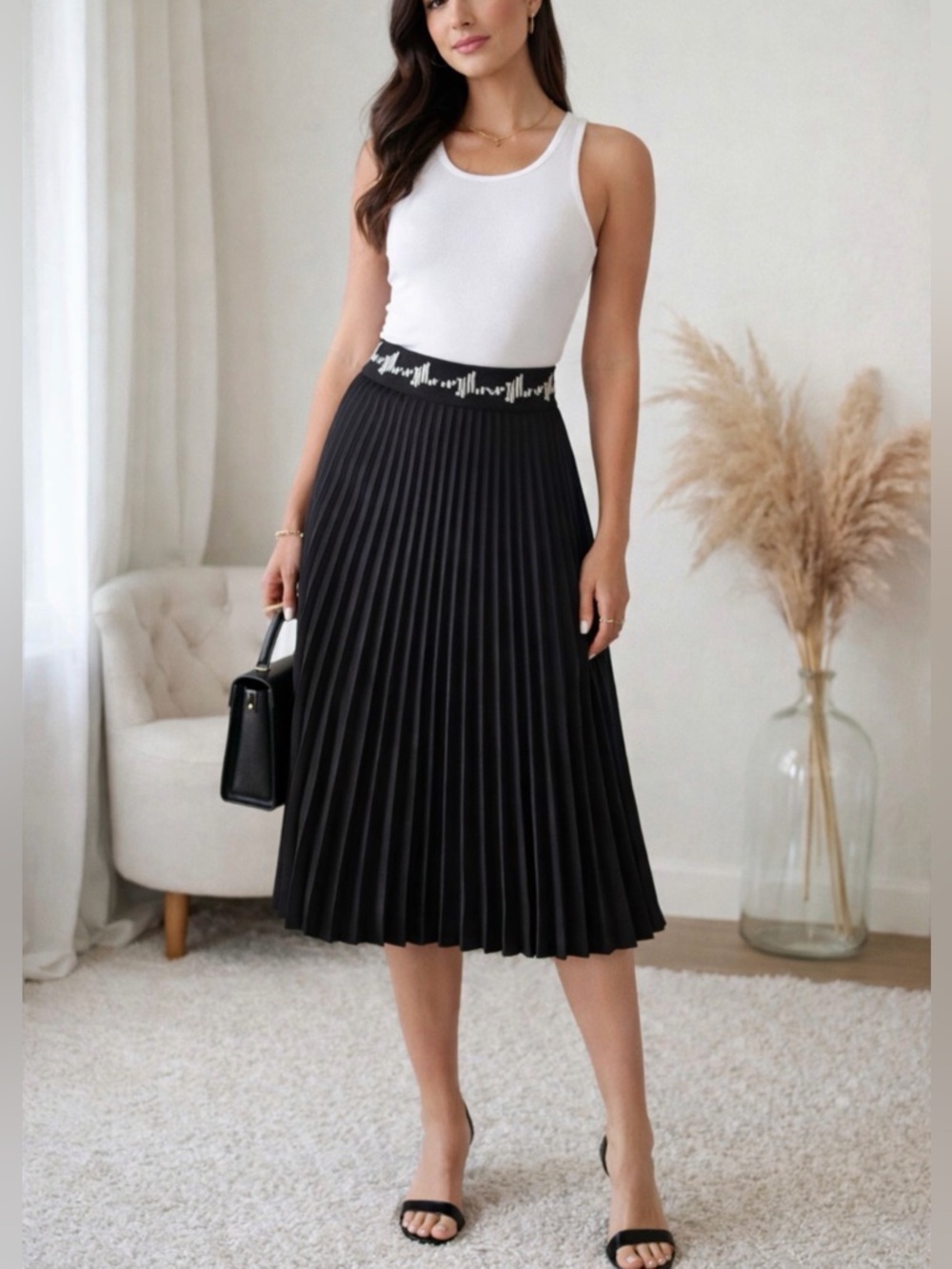 Elevate your wardrobe with this stunning Sfizio Made in Italy pleated skirt 🤍 S